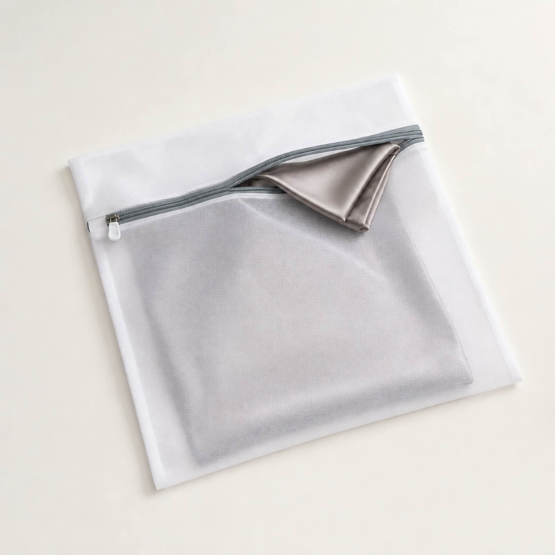 Sacchetto per il lavaggio della seta in lavatrice Auròre 30x40 cm a maglia fine con zip e federa in seta grigia