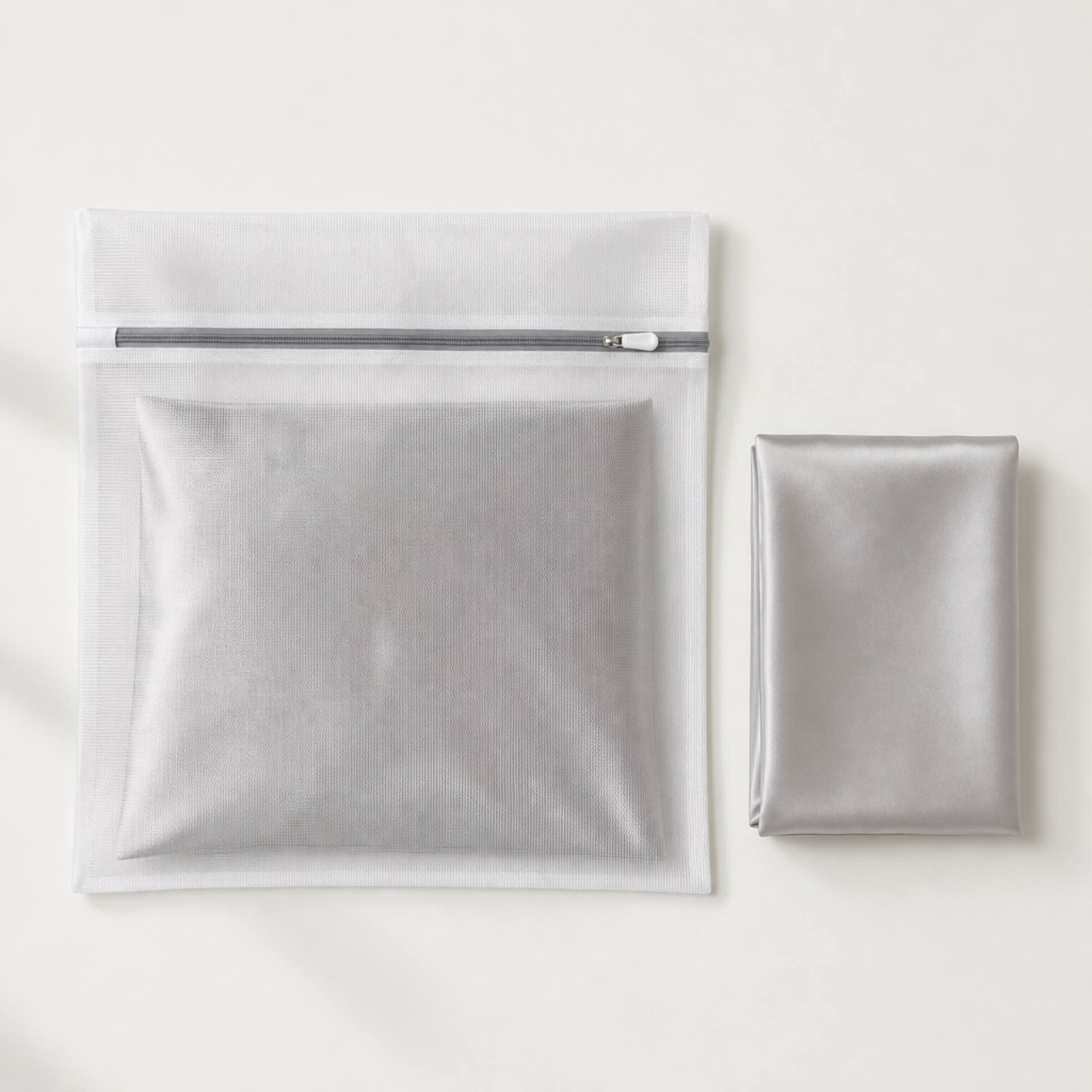 Sacchetto per il lavaggio Auròre con federa in seta di gelso grigia piegata accanto